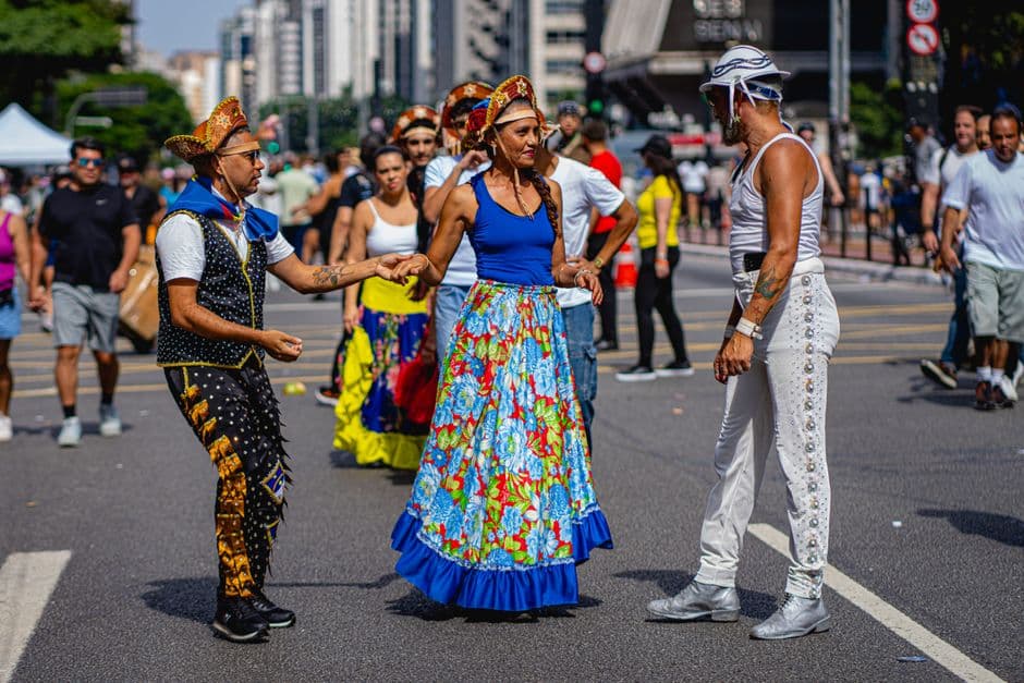 Grupo de bailarines urbanos ejecuta coreografía colorida en calle, en la sala de chat de Tatuí