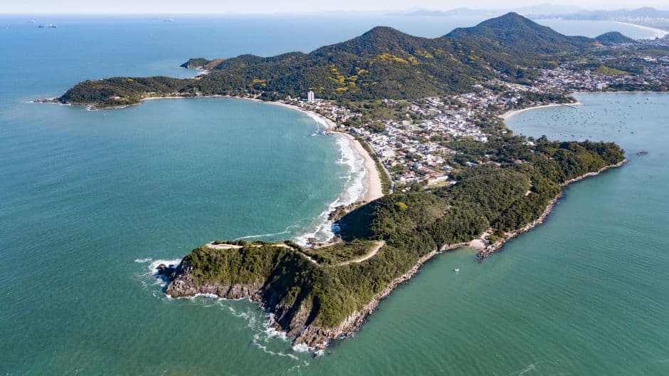Vista aérea de la ciudad costera con playas y casas coloridas, en el chat de Penha