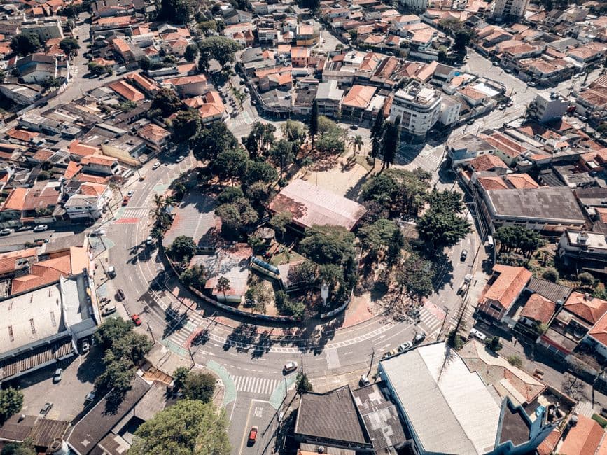 Vista aérea de una glorieta rodeada de edificios y árboles, en el chat de Vila Andrade