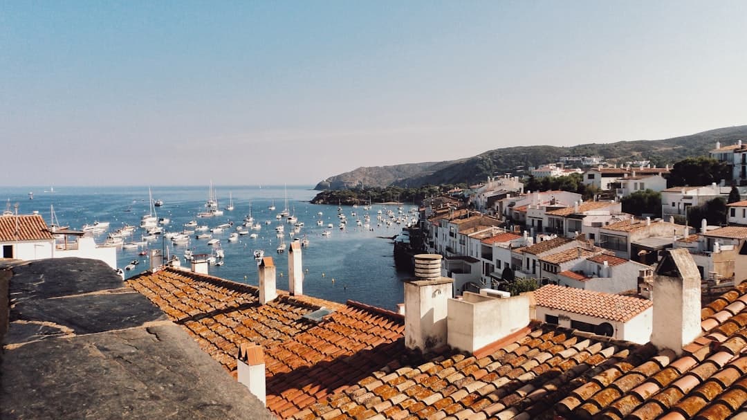 Barcos blancos en el mar junto a una montaña, en la sala de chat de Cataluña