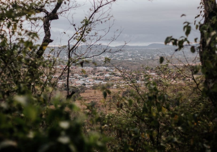 Ciudad en un valle vista entre las ramas de una ladera, en el chat de Sorriso