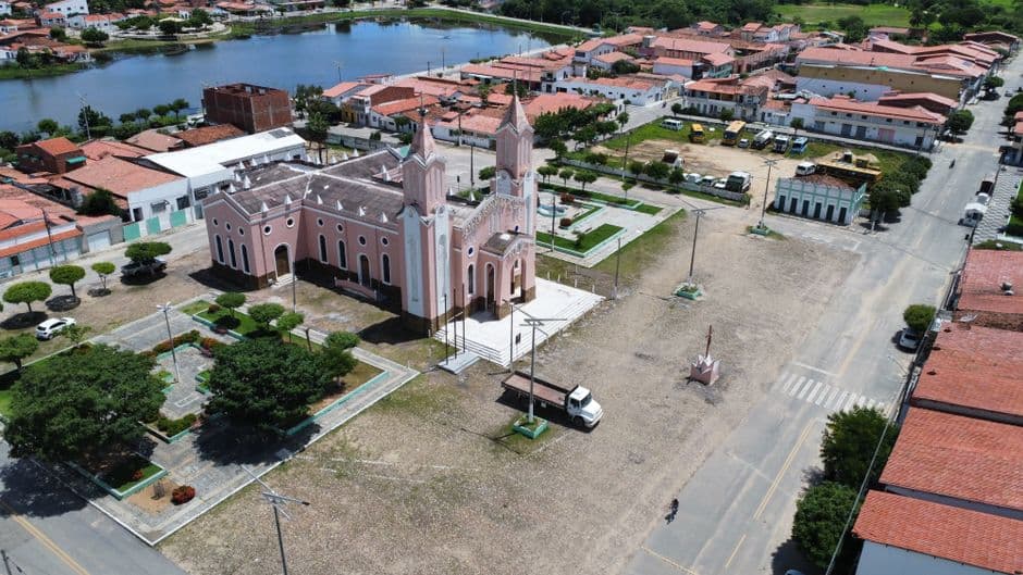 Vista aérea de un pueblo con una iglesia en el centro, en el chat de Itaguaí