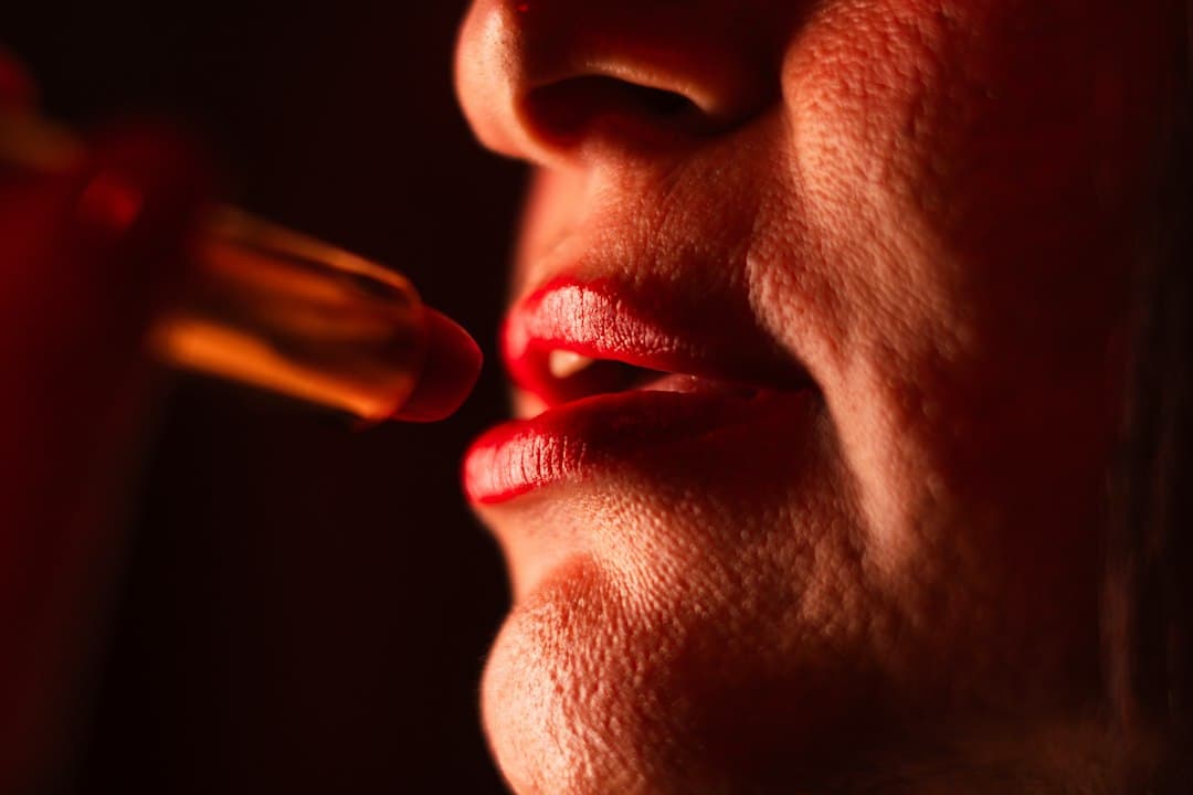 Persona se aplica lápiz labial rojo en los labios, en la sala de chat de Birigui