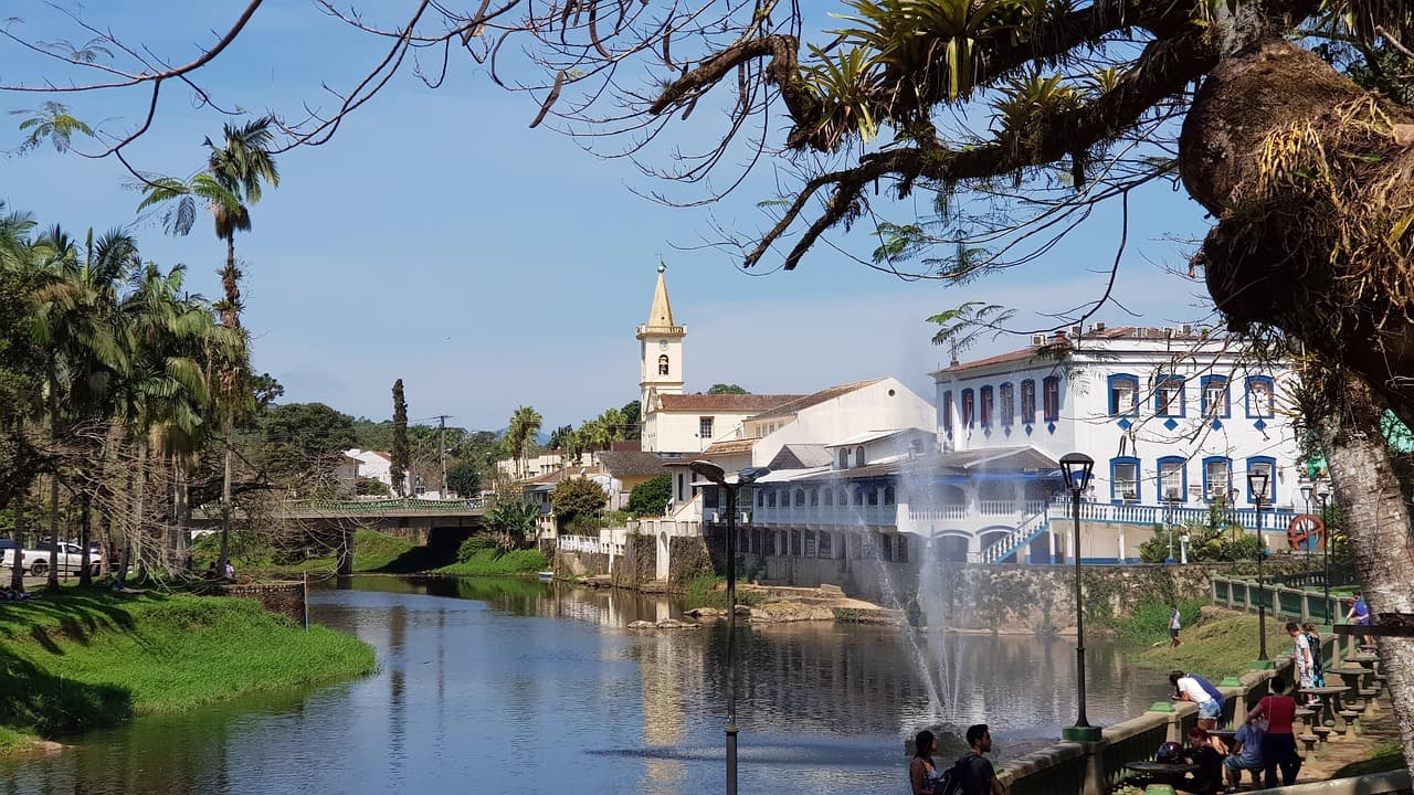 Río Paraná entre selvas y montañas, con barcazas navegando, en el chat de Umarama