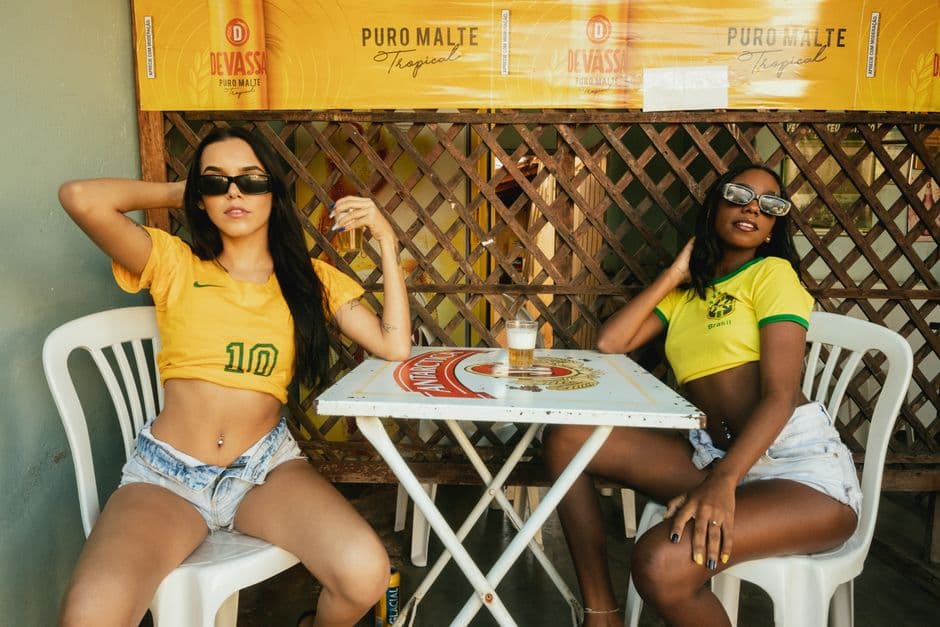 Tres mujeres sonrientes con blusas coloridas estilo brasileño, en el chat de Jandira