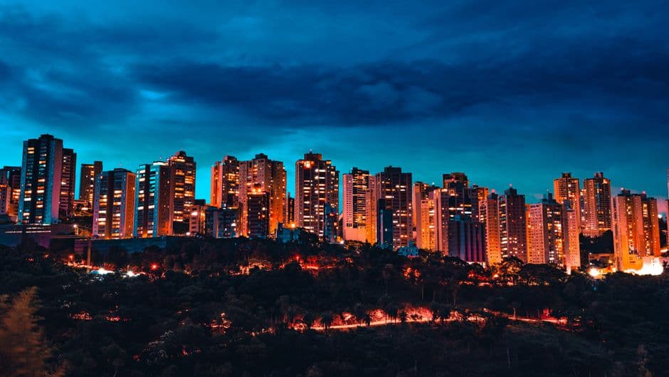 Horizonte nocturno vibrante de la ciudad, en el chat de Nova Lima