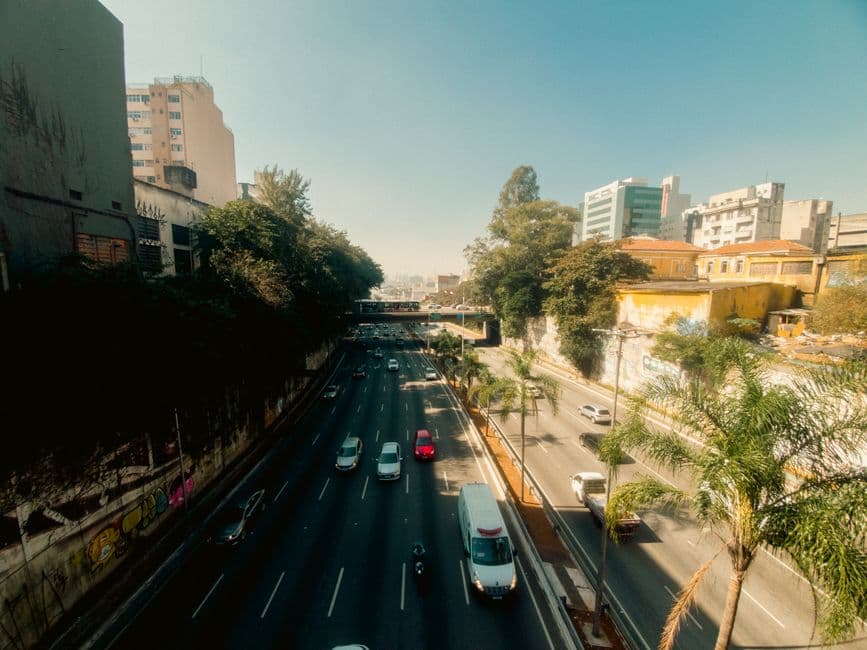 Autopista transitada con paisaje urbano de fondo, en el chat de Várzea Paulista