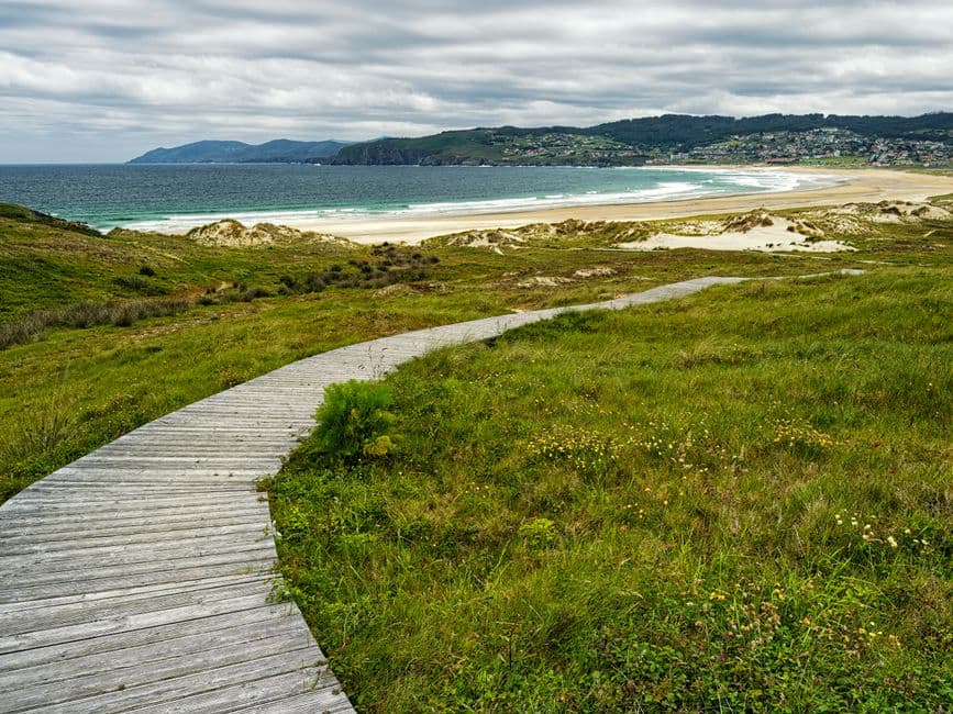 Paisaje costero con paseo marítimo en la sala de chat de Galicia