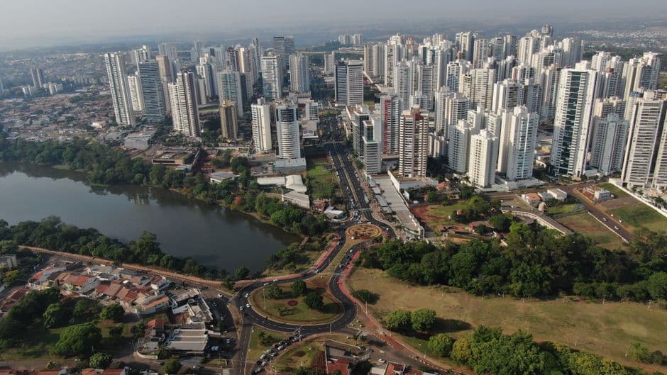 Vista aérea de edificios junto a agua, en la sala de chat de Catanduva