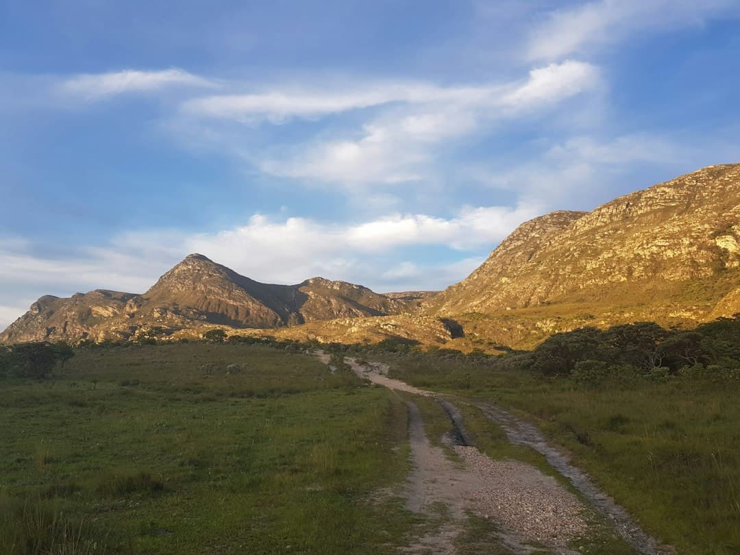 Paisaje de montañas pardas y verdes, en el chat de Santana
