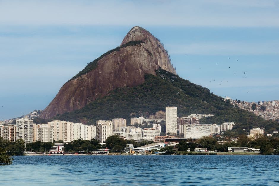 Pan de Azúcar emergiendo sobre la bahía de Río, en el chat de Rio Pequeno