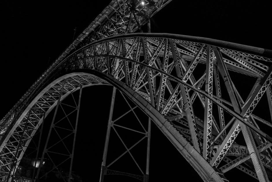 Puente de acero de noche, en blanco y negro, en el chat de Luís Eduardo Magalhães
