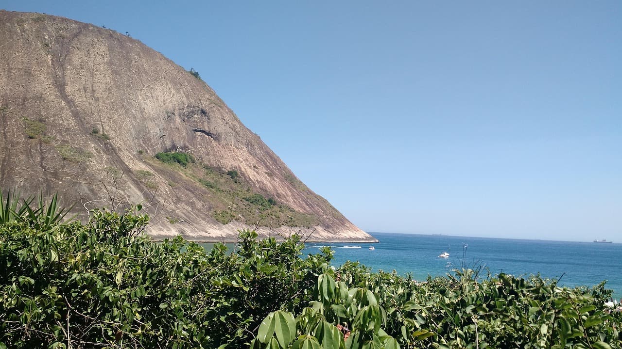 Playa con sol y mar en verano, en el chat de Itacoatiara