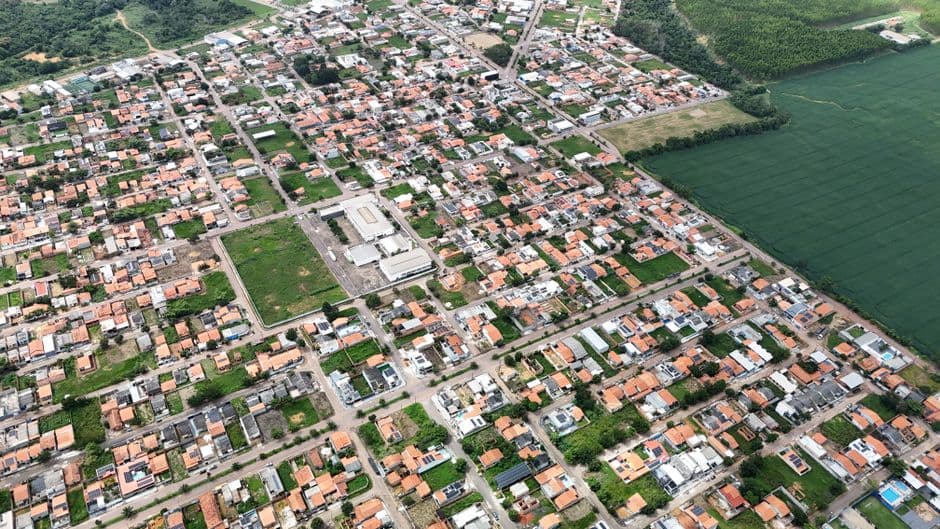 Vista aérea de zona urbana con calles y casas, en la sala de chat de Paragominas