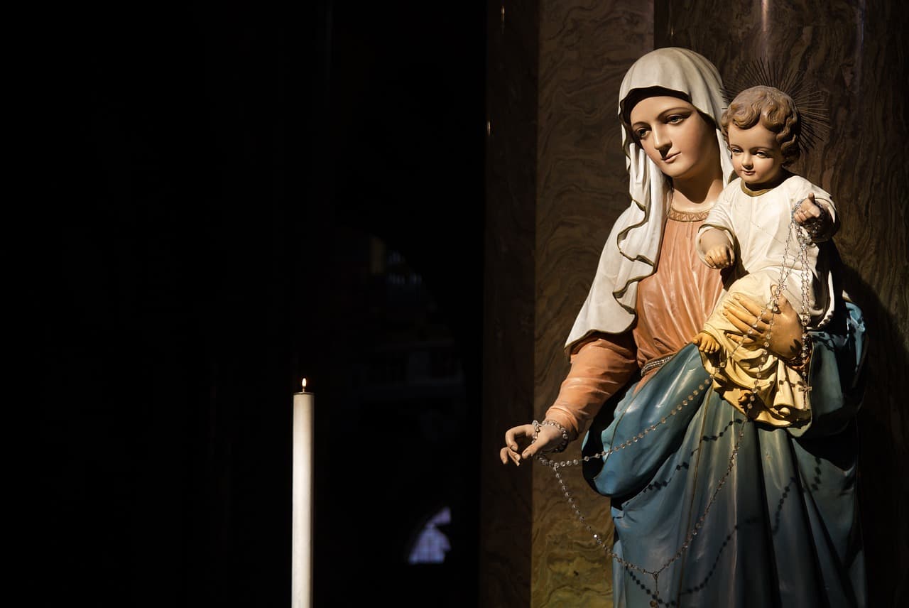 Iglesia con imagen de la Virgen y símbolos de fe, en el chat de Vila Maria