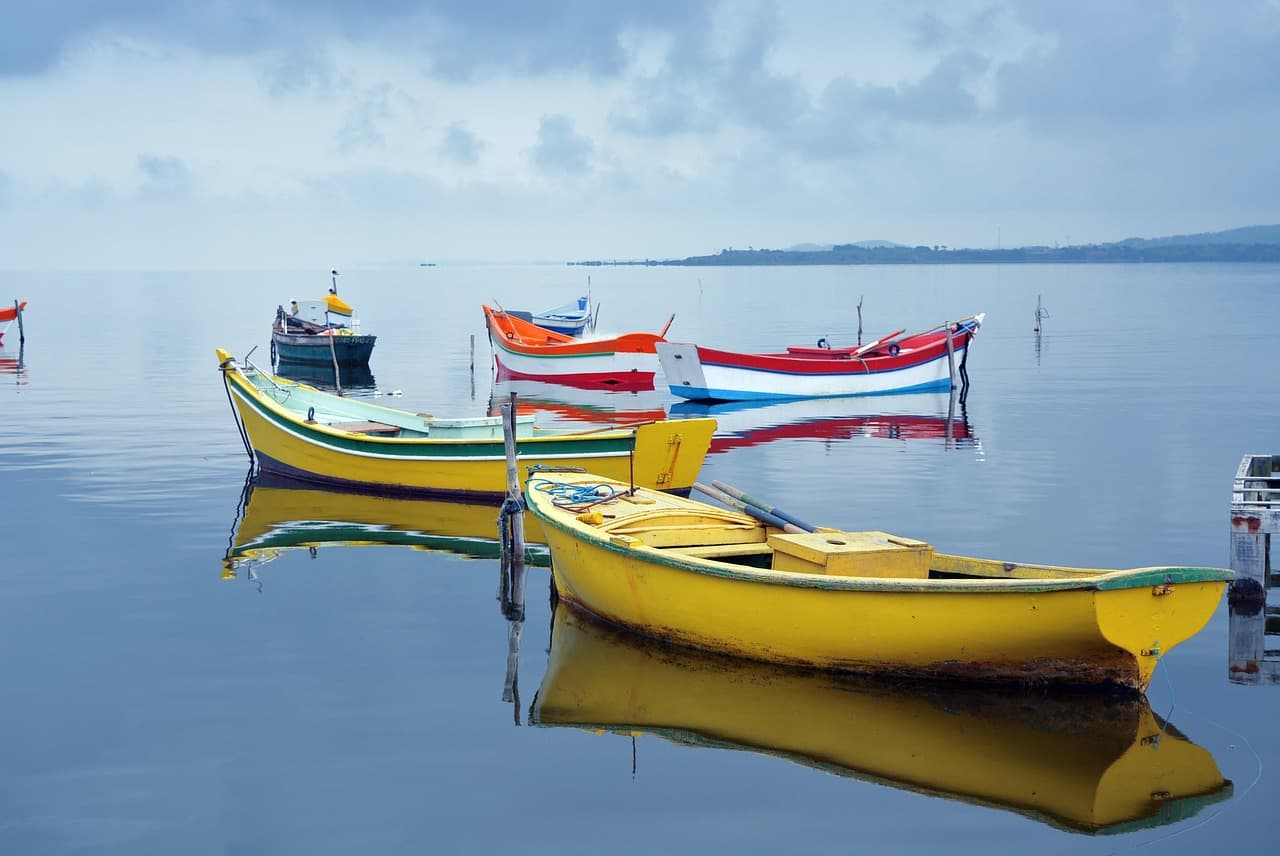 Barco navegando en aguas tranquilas bajo cielo abierto, en el chat de São Pedro da Aldeia