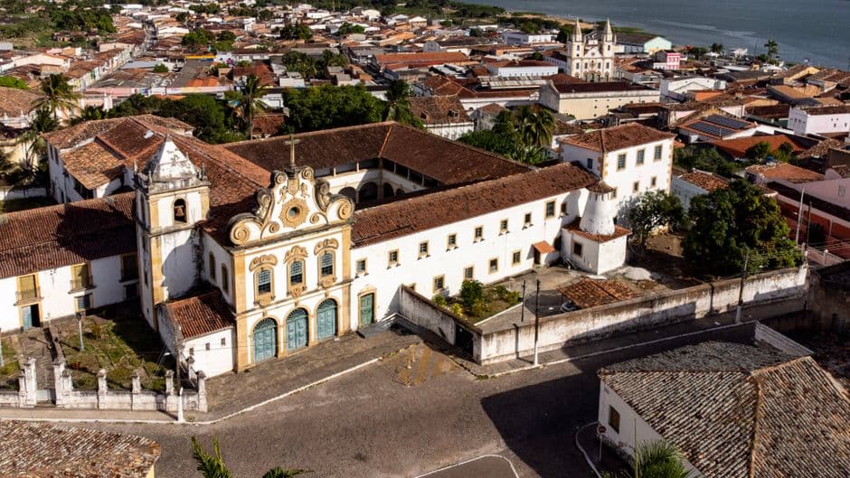 Iglesia católica blanca y edificios coloniales, en la sala de chat de Santo Antônio de Jesus