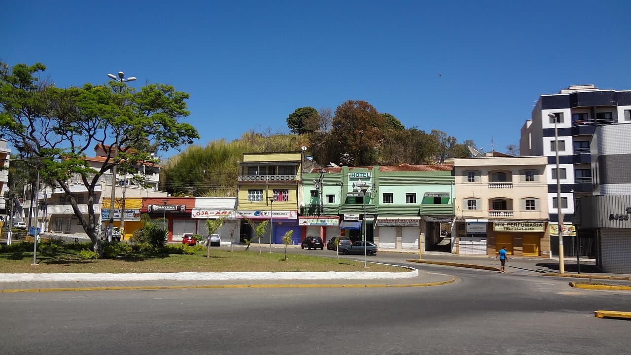 Calle y plaza de una ciudad de Minas Gerais, en el chat de Muriaé