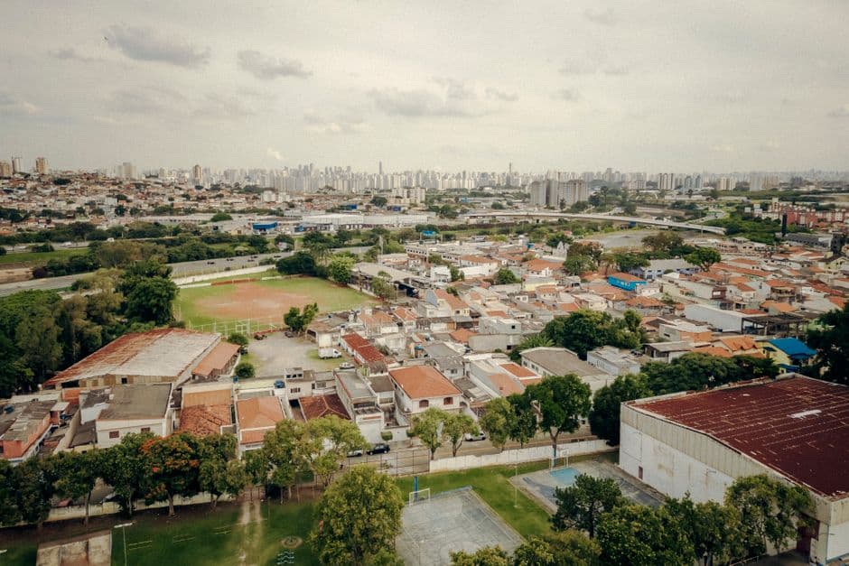 Panorama urbano con rascacielos y río cielo azul, en la sala de chat de Vila Sônia