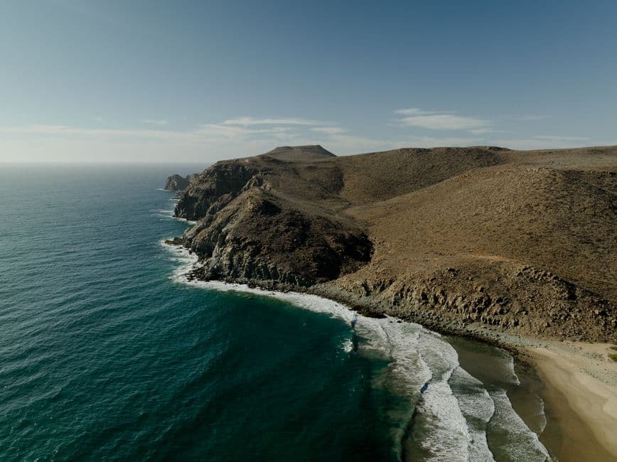 Playa de arena desierta y costa vacía, en la sala de chat de Baja California