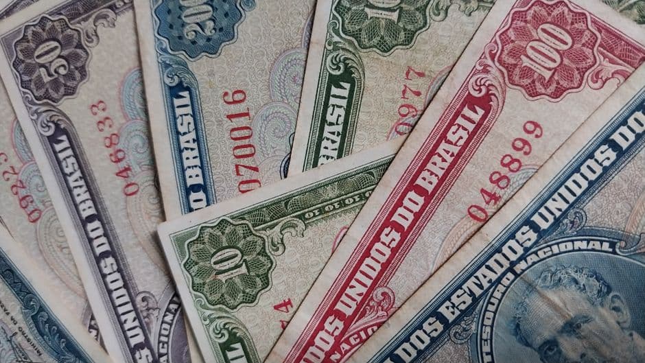 Varios billetes antiguos brasileños de diferentes denominaciones y diseños, en la sala de chat de Ubá
