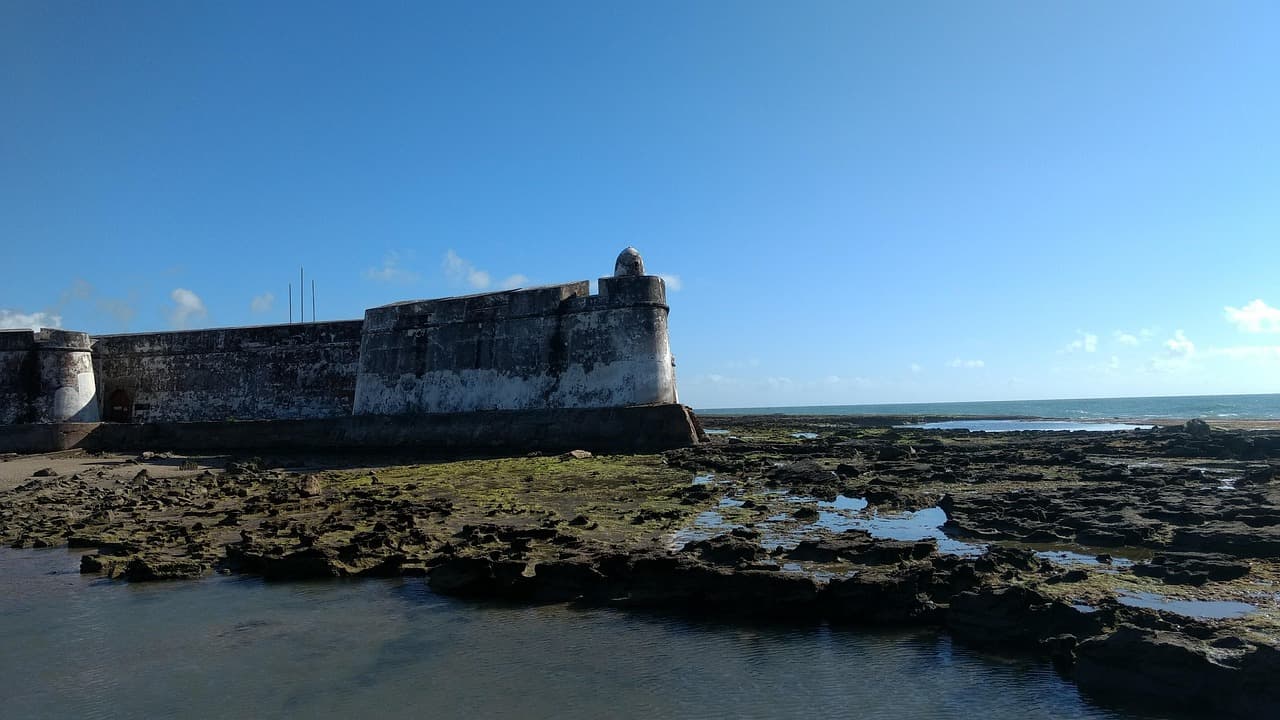 Fuerte costero de ladrillos rojos con vista al mar, en el chat de Itaperuna