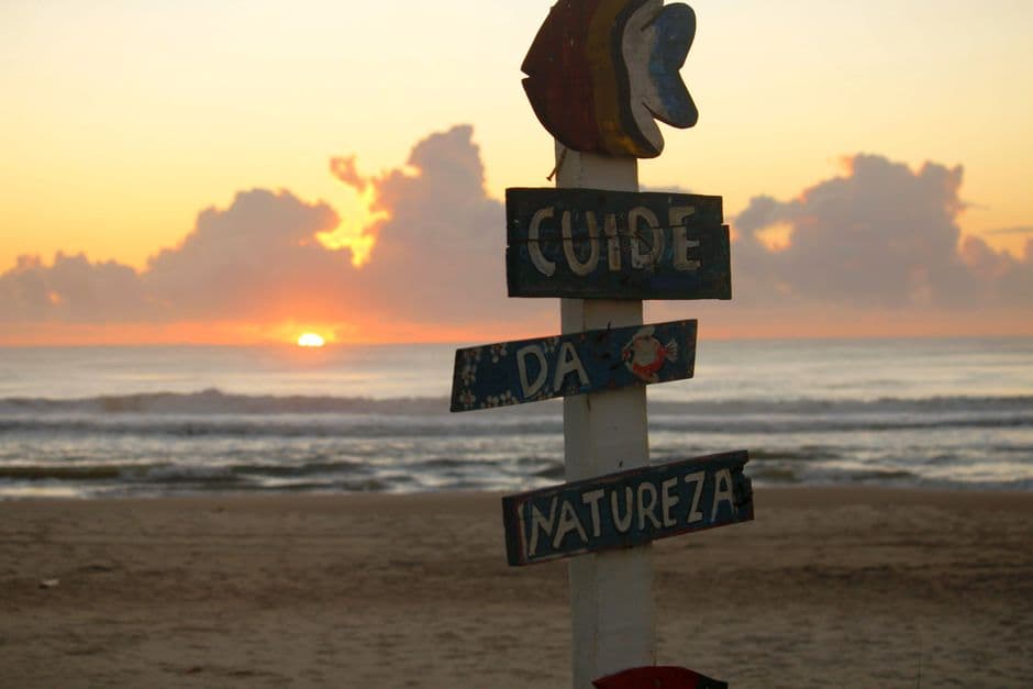 Amanecer sobre el cartel de una playa, en la sala de chat de Ourinhos