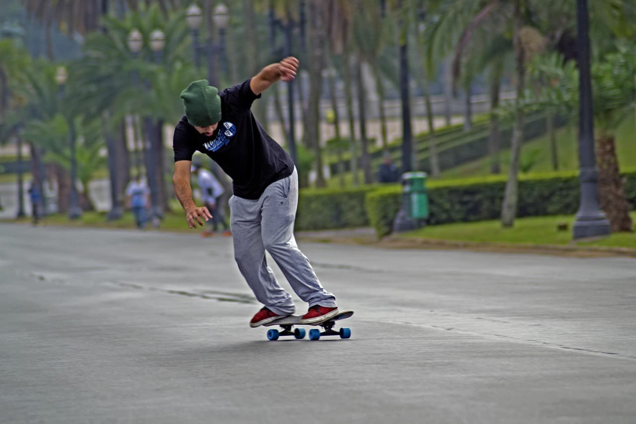 Patinador realizando una maniobra con su monopatín, en el chat de Ipiranga