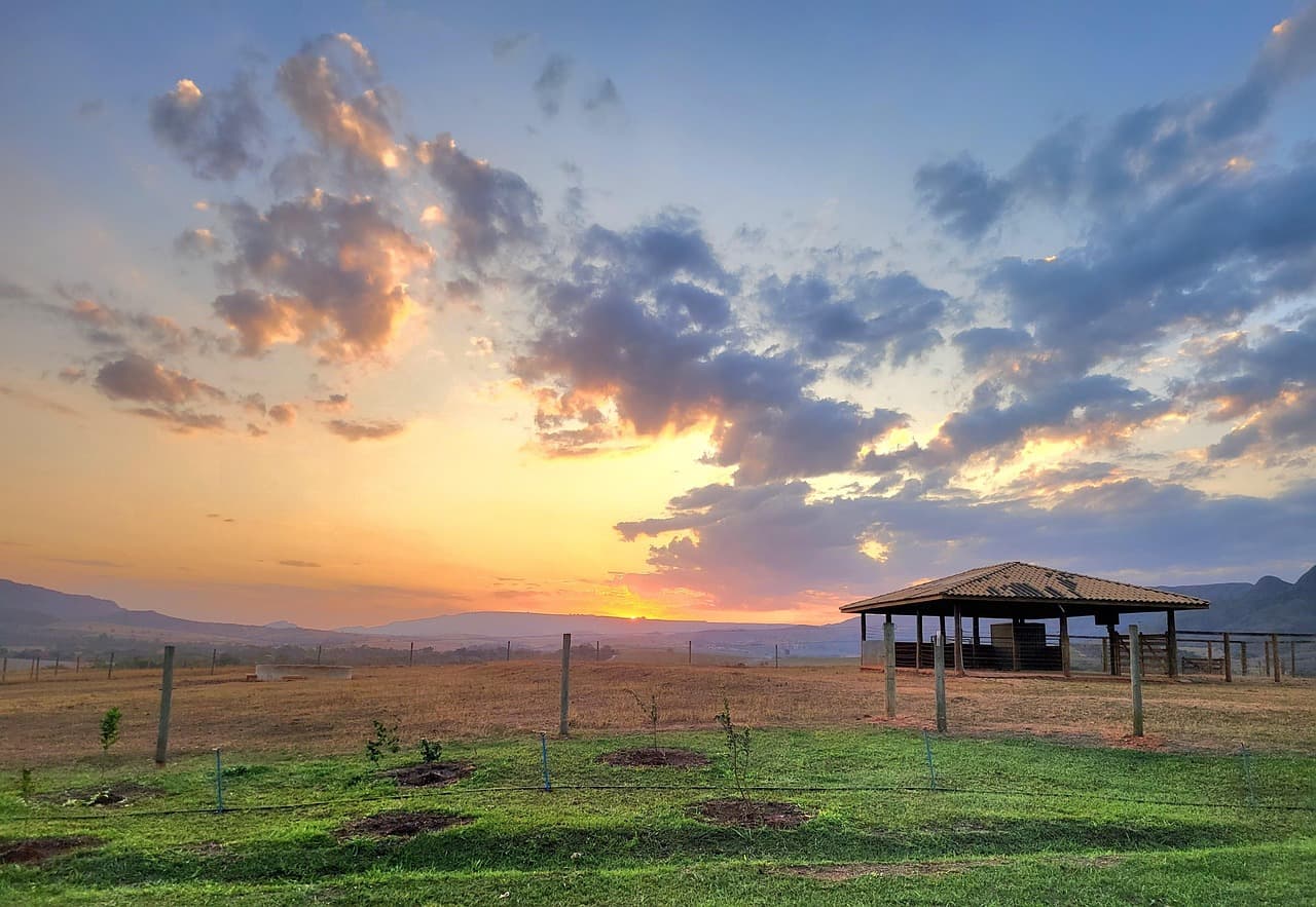 Llanura con colinas y cielo azul en Minas Gerais, en la sala de chat de Ituiutaba