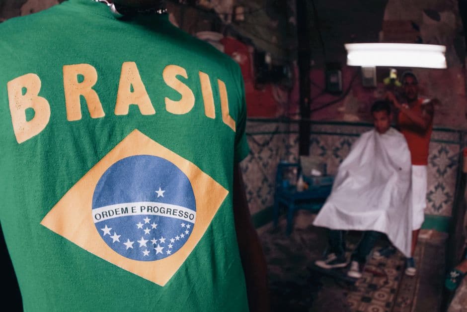 Cliente con camiseta de bandera brasileña en peluquería, en la sala de chat de Artur Alvim