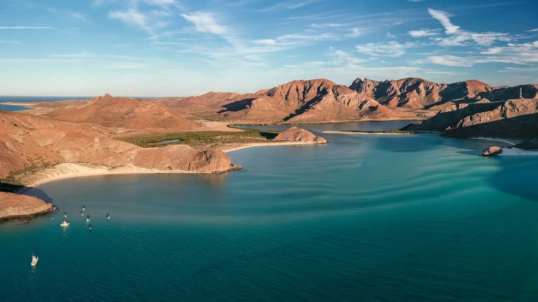 Una masa de agua con montañas al fondo, en el chat de Baja California Sur
