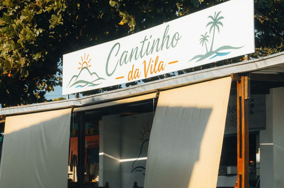Café al aire libre con mesas, sillas y sombrilla, en el chat de Vila Matilde