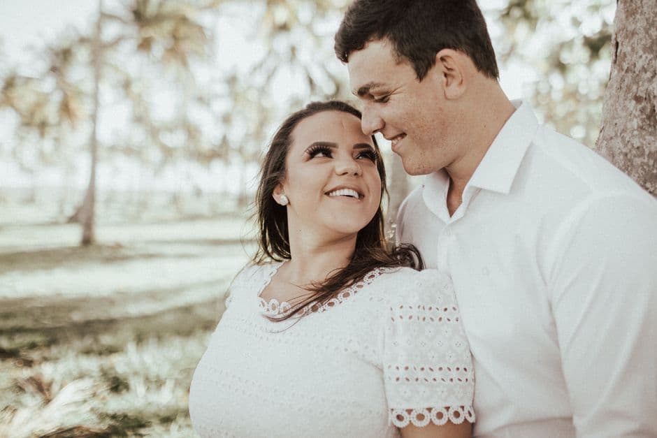 Pareja joven mirándose intensamente, en el chat de Aracruz
