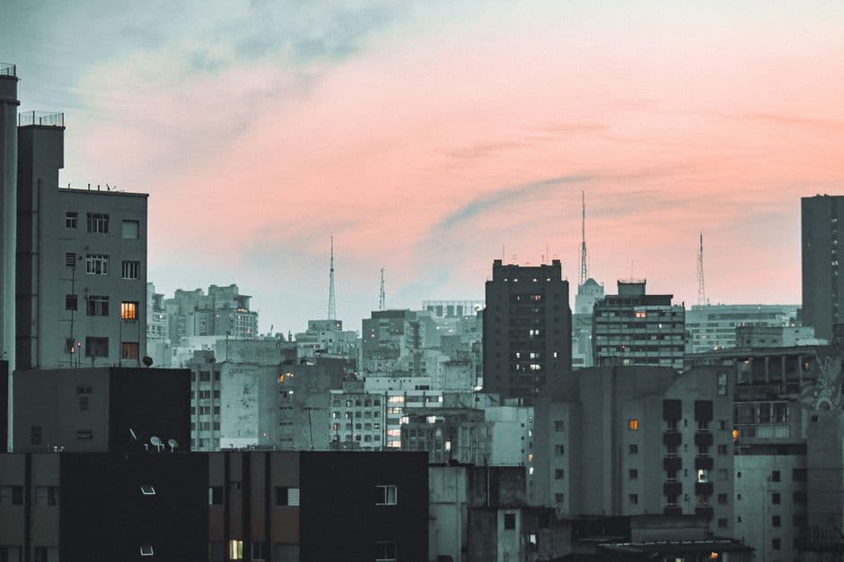 Edificios de apartamentos de un barrio al atardecer, en el chat de Leme