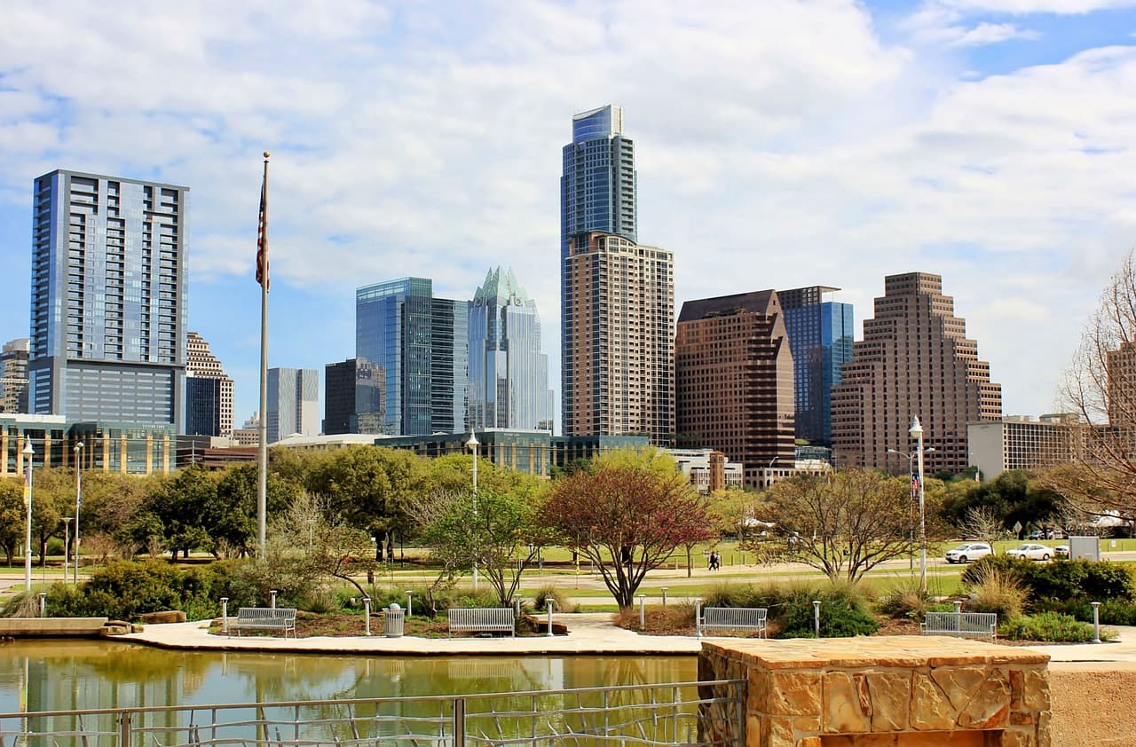Horizonte de una ciudad con parque, en el chat de Austin