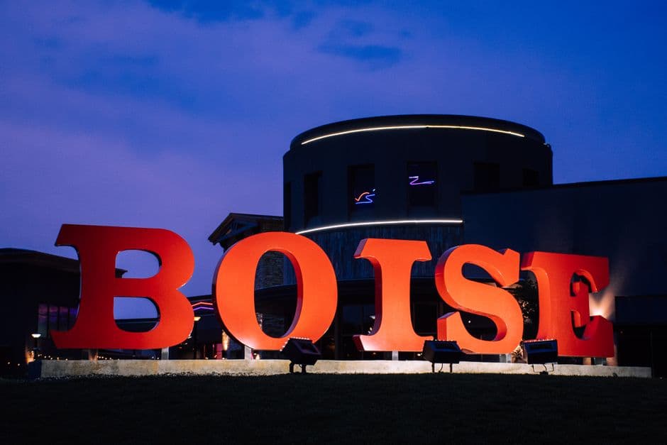 Señal de neón con la palabra Boise sobre fondo oscuro, en el chat de Boise