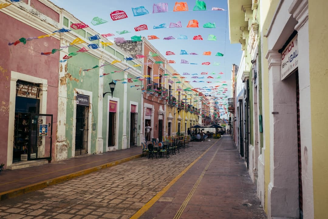 Edificios coloridos y banderas en una calle, en la sala de chat de Campeche