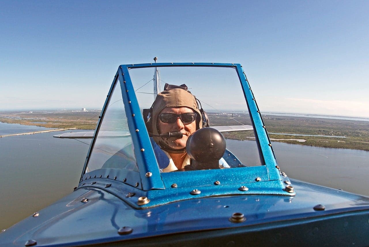 Piloto en la cabina durante un vuelo, en el chat de Waco