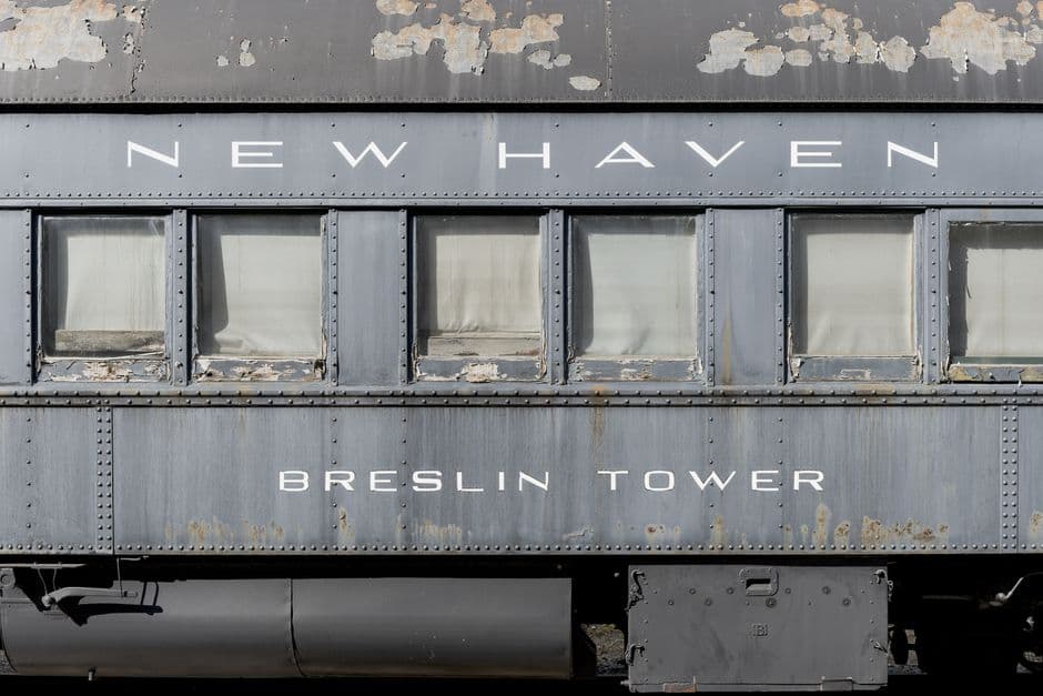 Vagón de tren histórico de madera y asientos de cuero, en el chat de New Haven