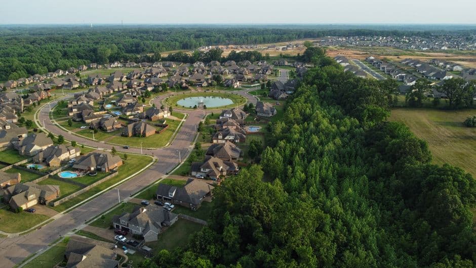 Vista aérea de casas dispersas entre calles y árboles, en la sala de chat de Carrollton