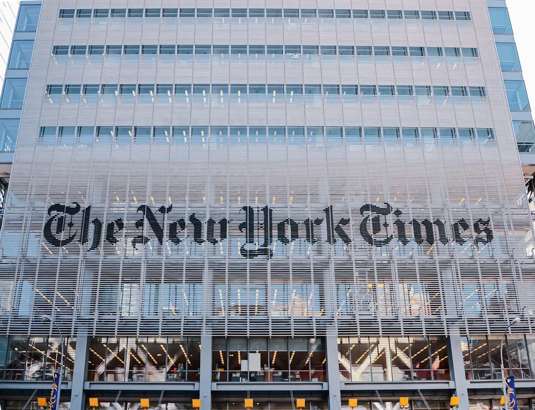 Edificio del New York Times con fachada y letrero, en la sala de chat de York