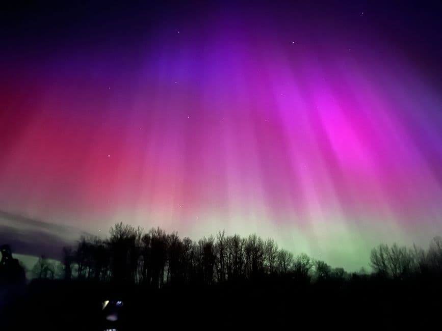 Luces verdes y moradas sobre cielo nocturno estrellado, en el chat de Aurora (condado de Kane, Illinois)