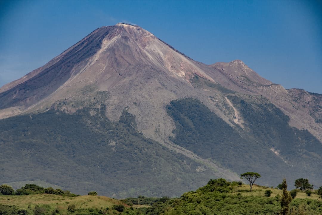 Prado de hierba verde cerca de una montaña, en la sala de chat de Colima