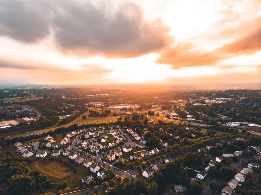 Vista aérea urbana al atardecer con luces rojizas, en la sala de chat de Allentown