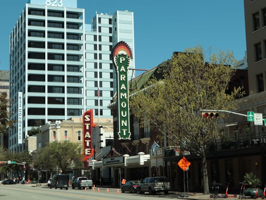 Fachada del Paramount Theatre con letrero iluminado en Austin, en la sala de chat de Pearland