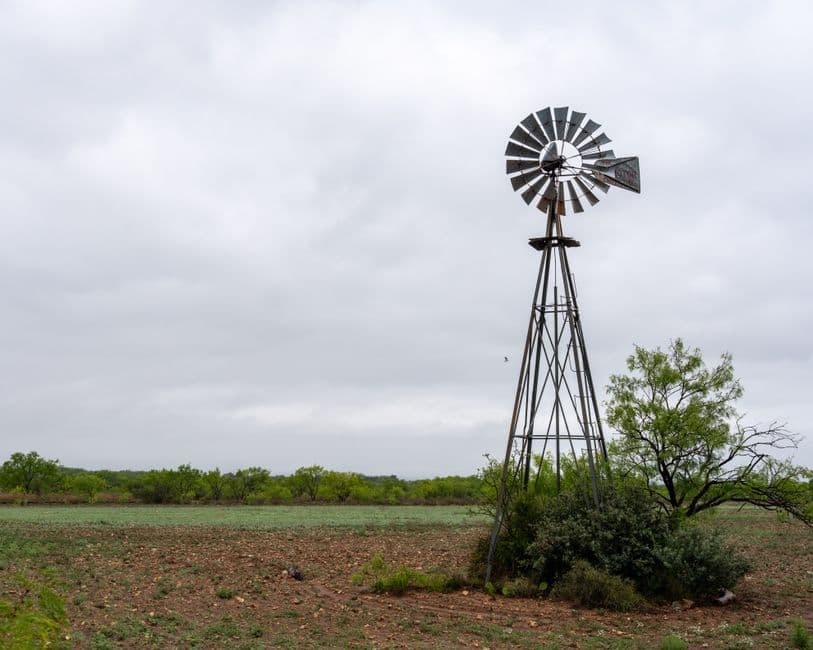 molino de viento rústico en los campos de Abilene, Texas, en el chat de Abilene