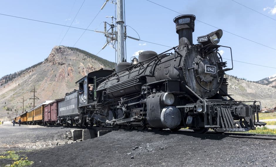 Tren de carga en movimiento durante el día en la sala de chat de Durango