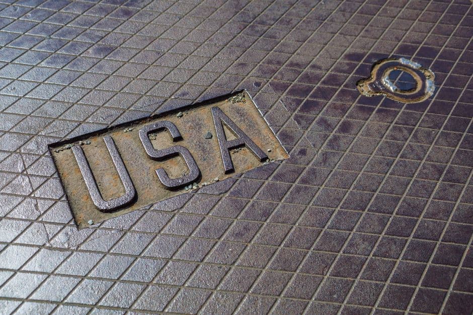 Primer plano de una marca de Estados Unidos en el suelo, en el chat de Perry