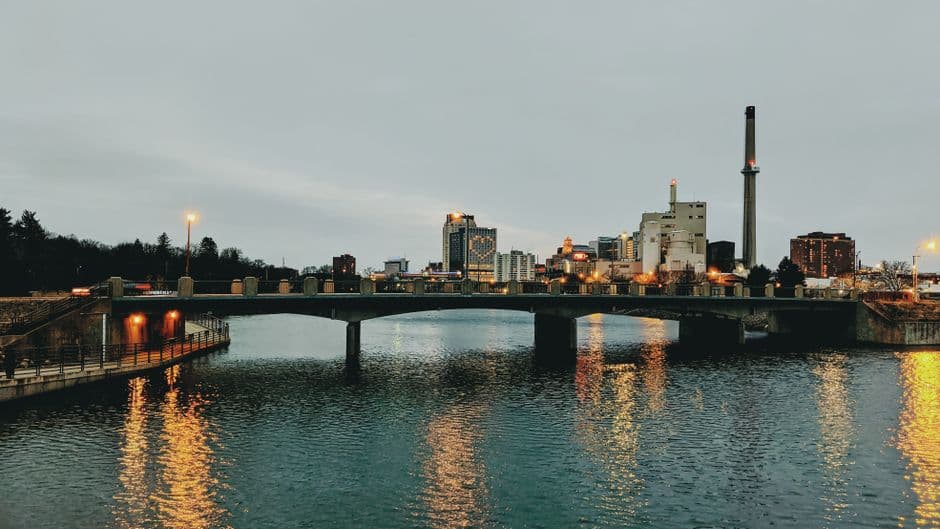 Horizonte urbano con rascacielos y puente sobre el río, en la sala de chat de Rochester