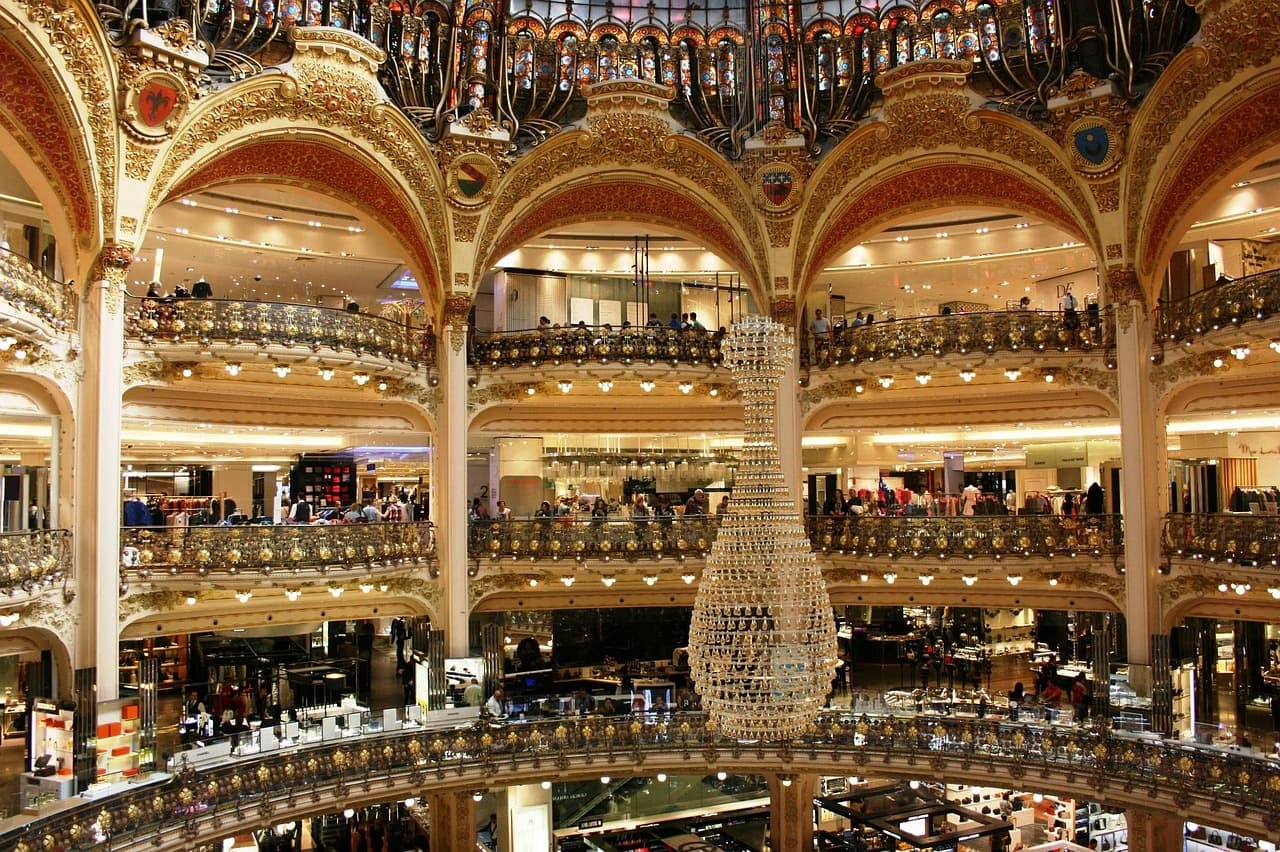 Lazos decorativos colgados en el interior de una galería, en el chat de Lafayette